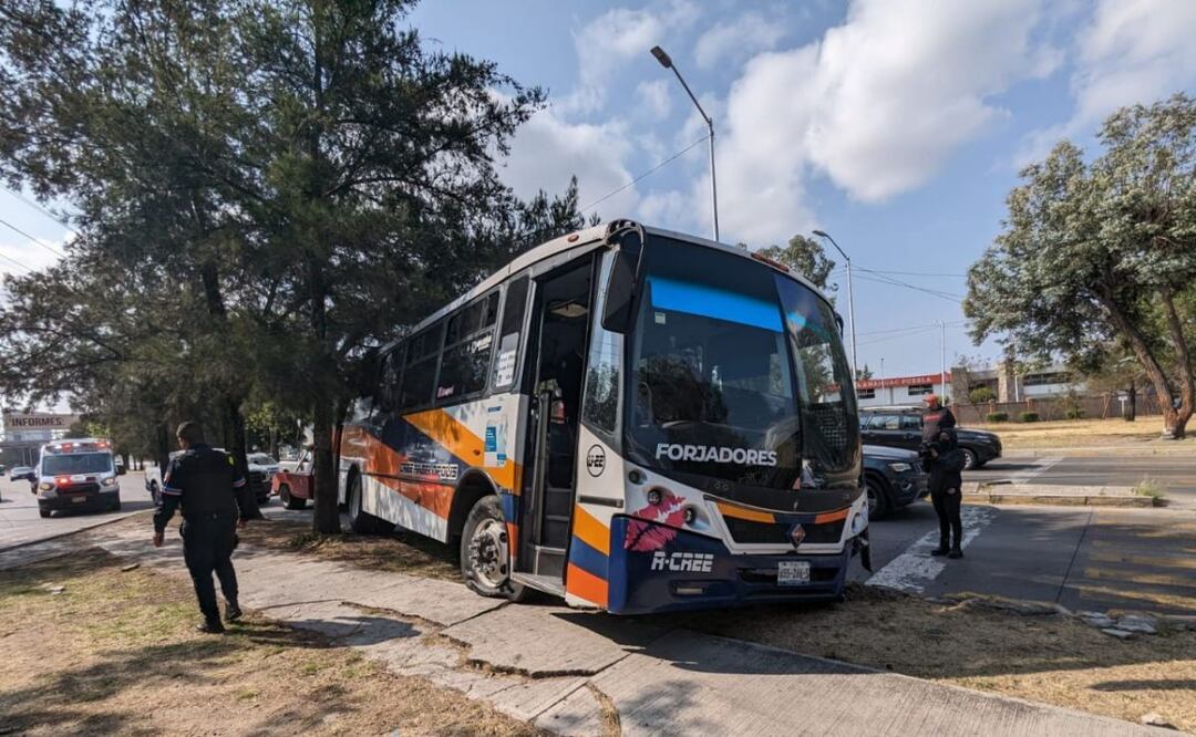 Una unidad de la Ruta Cree Madero terminó sobre la banqueta tras chocar en el Bulevar del Niño Poblano. | Foto: Agencia Es Imagen para El Universal Puebla