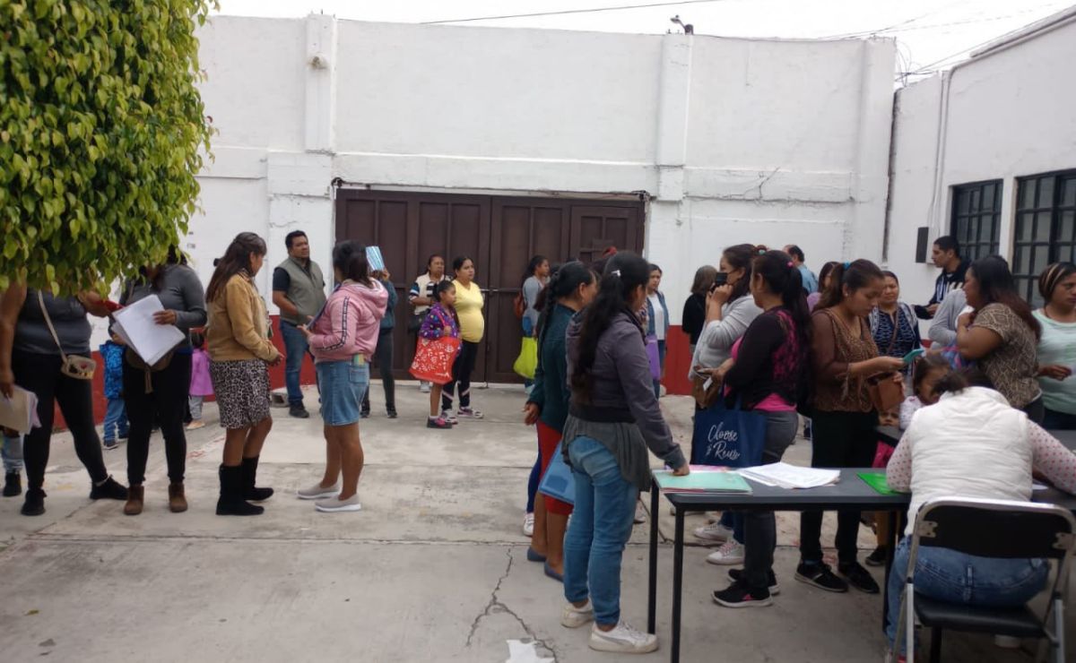 Padres de familia se manifiestan en Primaria 15 de Mayo; les niegan inscripción por no pagar cuota