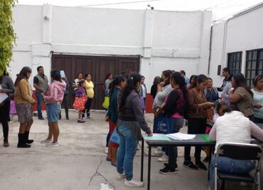 Padres de familia se manifiestan en Primaria 15 de Mayo; les niegan inscripción por no pagar cuota