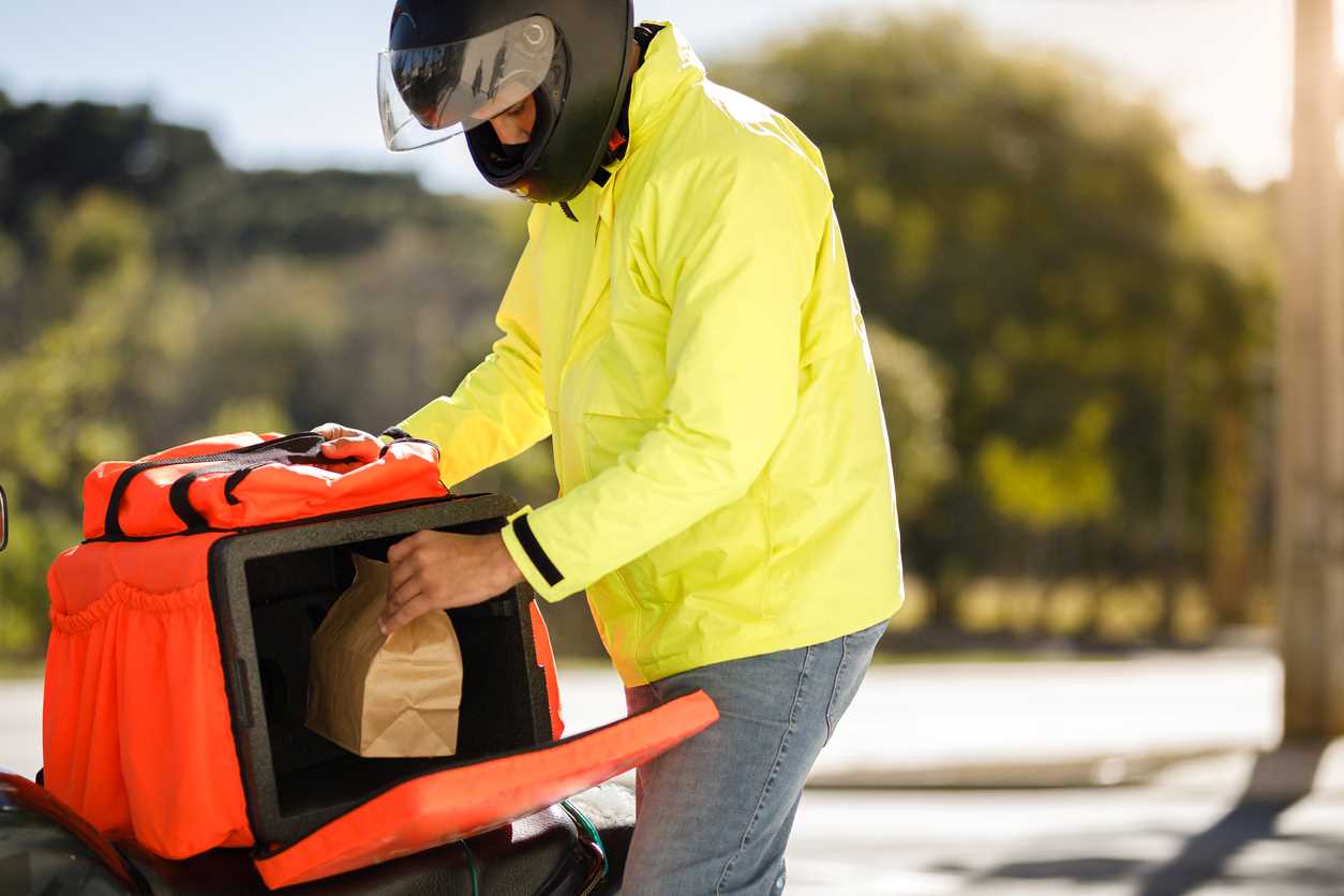 Los repartidores a domicilio son individuos encargados del transporte y distribución de productos desde su lugar de origen (ya sea de elaboración, venta o almacenamiento) hasta el domicilio del consumidor.

Foto: Producción El Universal Puebla