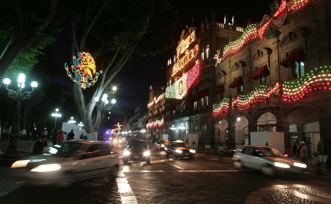 El Zócalo de Puebla se iluminará con motivos patrios durante las Fiestas Patrias de septiembre | Foto: EsImagen
