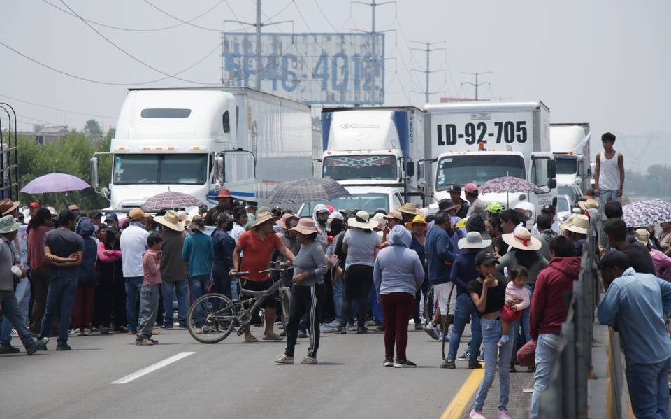 Cabe mencionar que al menos cuatro personas resultaron heridas en un choque de varios vehículos en el kilómetro 19 de la carretera México-Puebla.

Foto: Producción El Universal