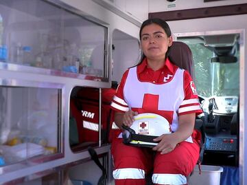 ¿Imaginas un día sin paramédicas? Vanesa García atiende llamadas de emergencia diario