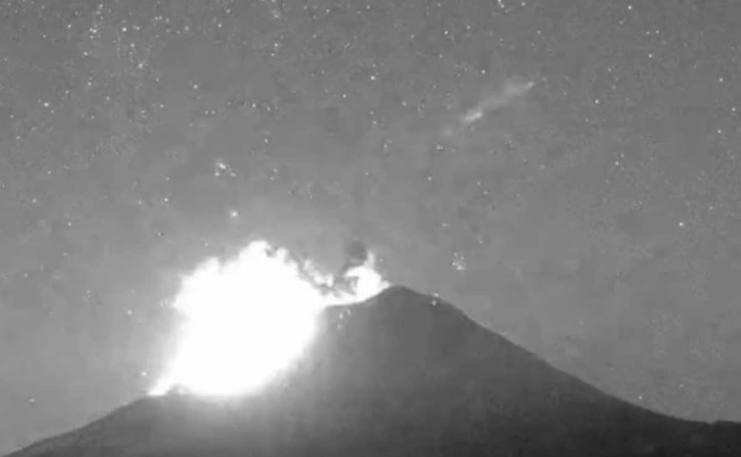 A las 22:32 horas de este 25 de febrero se captó una fuerte explosión del volcán Popocatépetl | Foto: CENAPRED