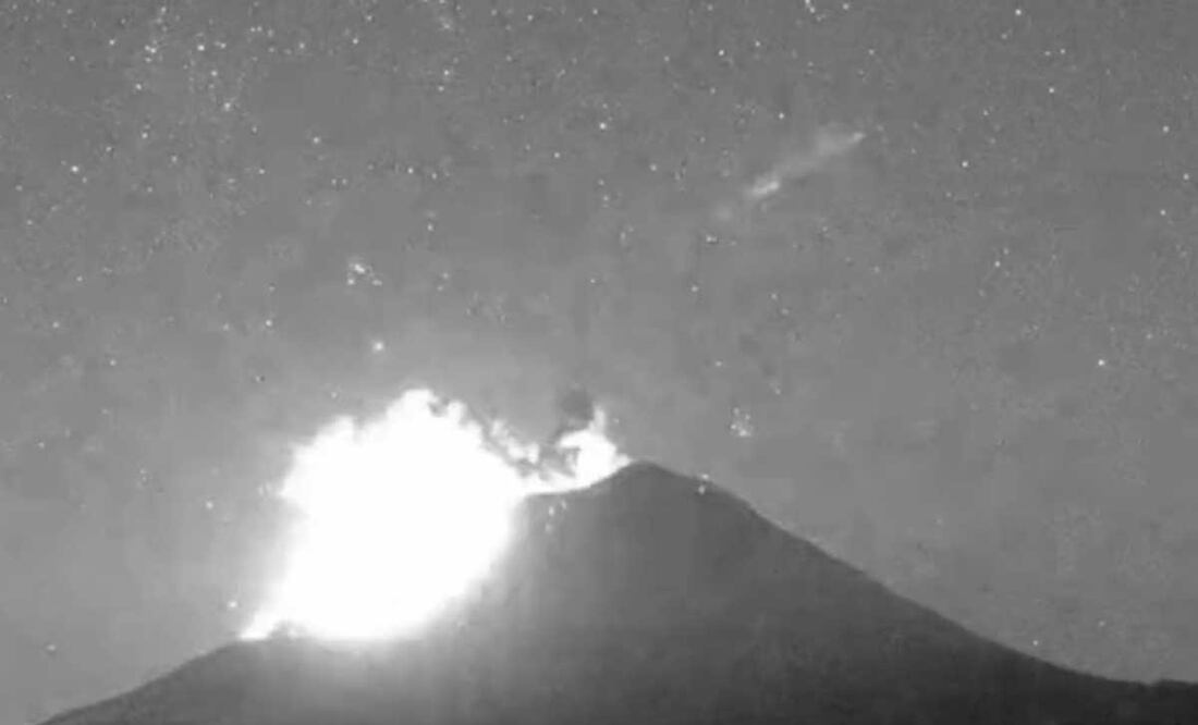 A las 22:32 horas de este 25 de febrero se captó una fuerte explosión del volcán Popocatépetl | Foto: CENAPRED