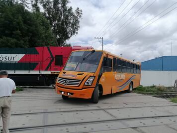 ¡Le quiso ganar al tren! Choque deja 7 lesionados