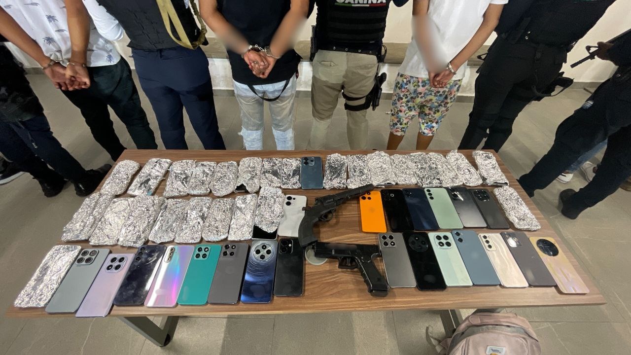 Se recuperaron más de 40 teléfonos celulares, dos motocicletas y dos objetos armas | Foto: SSC.