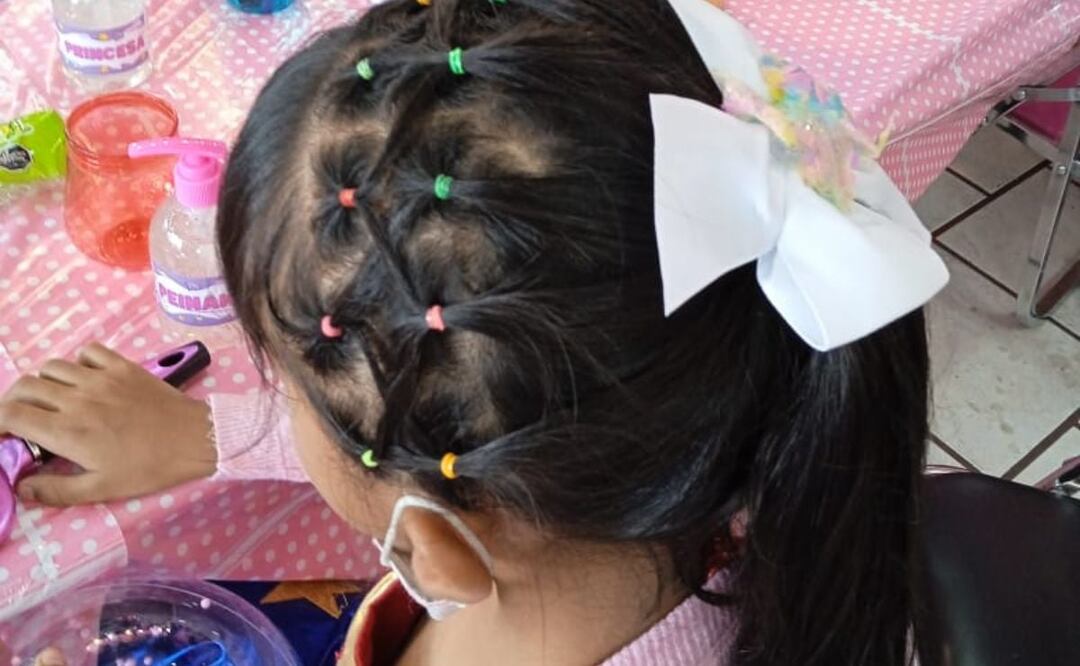 Papás e hijas pueden disfrutar de los peinados locos. | Foto: Facebook Secret Lash MX