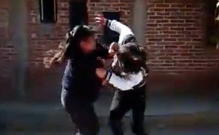Captan pelea de estudiantes afuera de la prepa Benito Juárez en Zacatlán