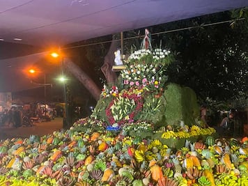 Crean ofrenda a la Virgen de Guadalupe con 10 toneladas de fruta