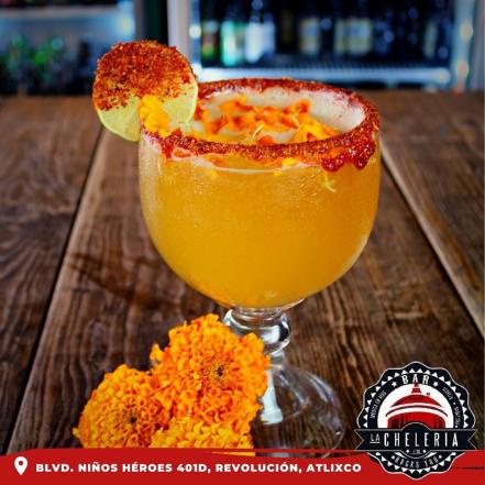 Menú de muertos: Margarita de cempasúchil y hojaldra burguer en Atlixco