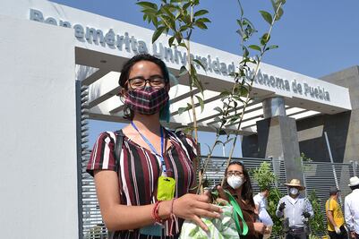 Reparte BUAP primeros ejemplares de ‘Adopta un árbol’