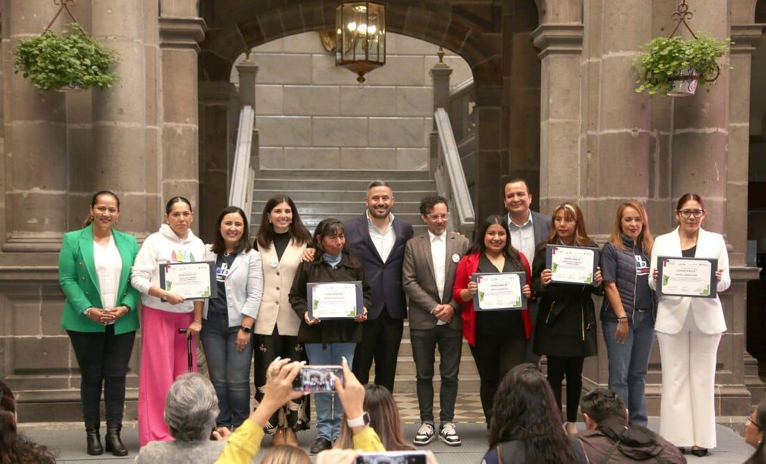 Adán Sánchez entregó los diplomas en Palacio Municipal | Foto Ayuntamiento de Puebla