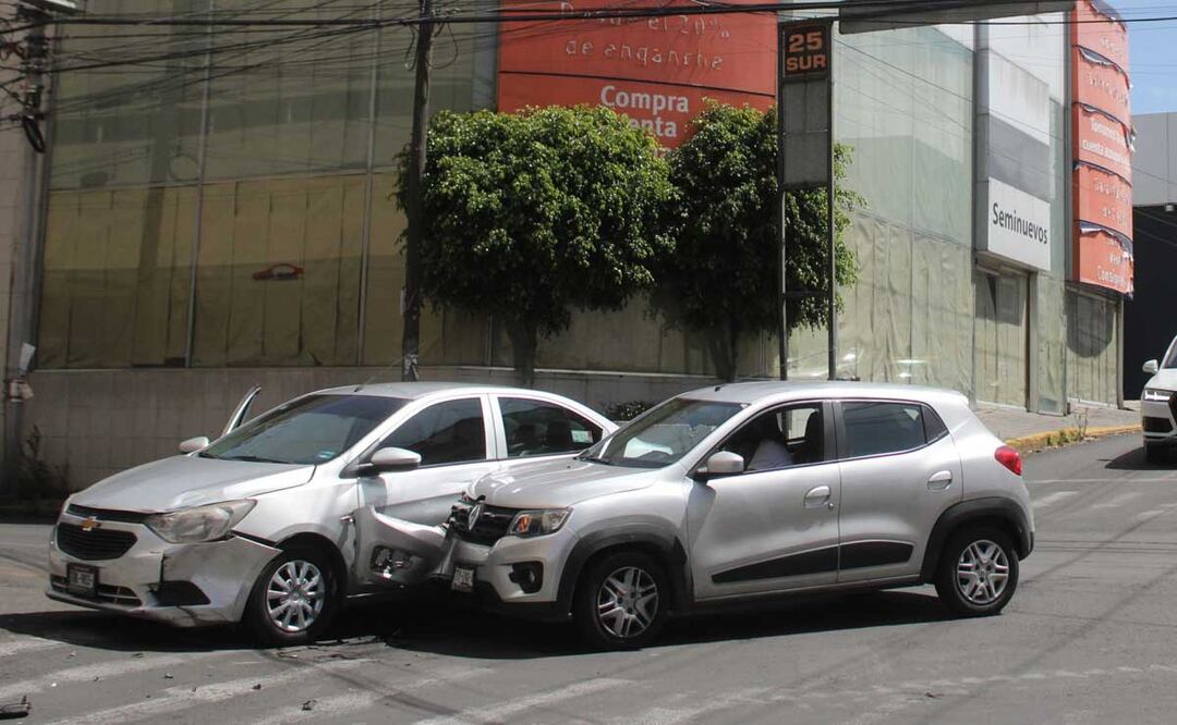 Los elementos policíacos deben asegurarse que el presunto responsable de un accidente de tránsito llegue ante las autoridades correspondientes | Foto: Agencia Es Imagen para El Universal Puebla