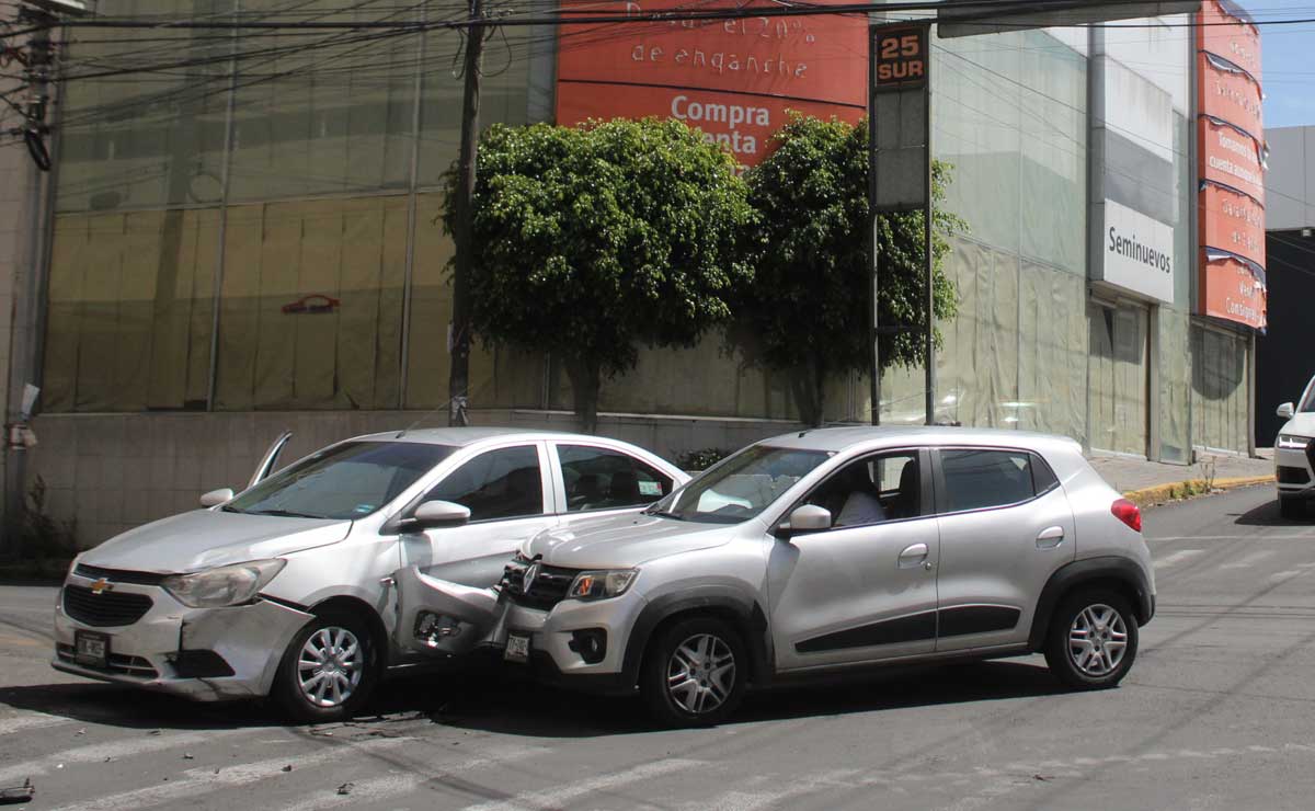 Los elementos policíacos deben asegurarse que el presunto responsable de un accidente de tránsito llegue ante las autoridades correspondientes | Foto: Agencia Es Imagen para El Universal Puebla