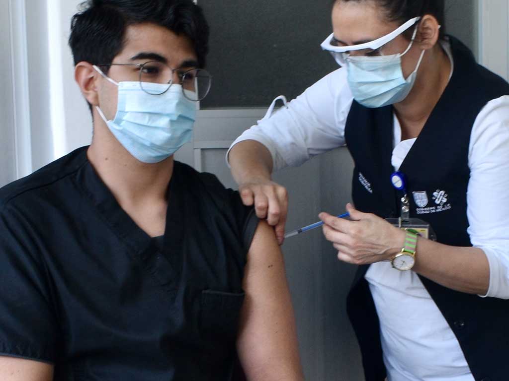 Vacunación para 15 a 17 años en Puebla está en pausa por falta de dosis