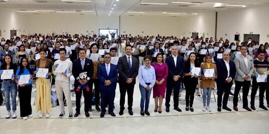 BBVA entrega becas a estudiantes de la BUAP