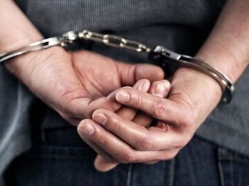 Detienen a profesor por golpear a compañeras en escuela