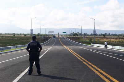 Reportan socavón en Libramiento a Atlixco
