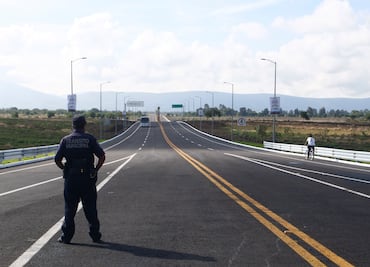 Reportan socavón en Libramiento a Atlixco