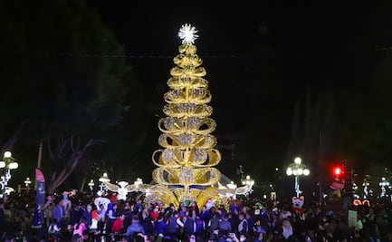 Se ilumina el árbol de Navidad en el zócalo de Puebla