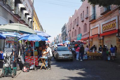  Sigue desbordado el comercio ambulante en el centro de Puebla 