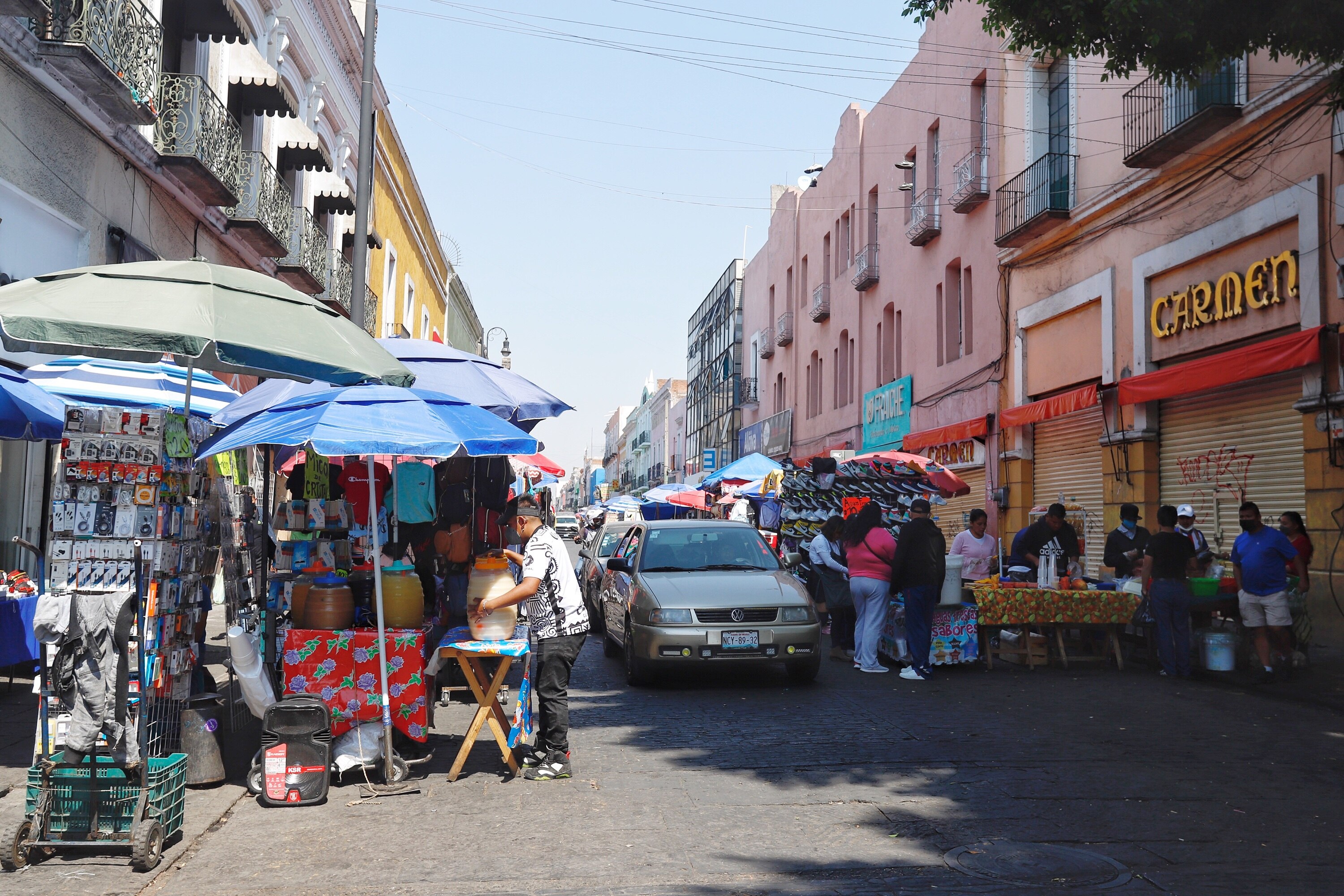Sigue desbordado el comercio ambulante en el centro de Puebla