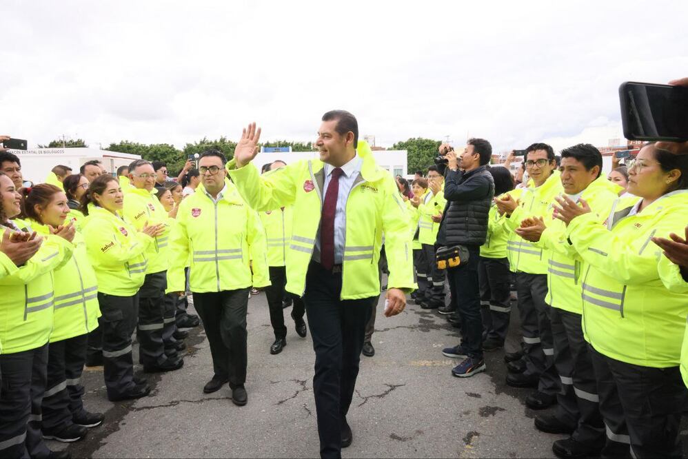 Armenta entrega insumos, vehículos y equipo a personal de salud en Puebla | Foto: Gobierno del Estado.
