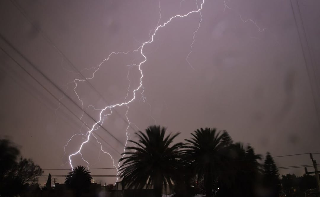 La caída de un rayo durante una tormenta en Atlixco lesionó a un pastor gravemente y mató a nueve vacas | Foto: Agencia Es Imagen para El Universal Puebla