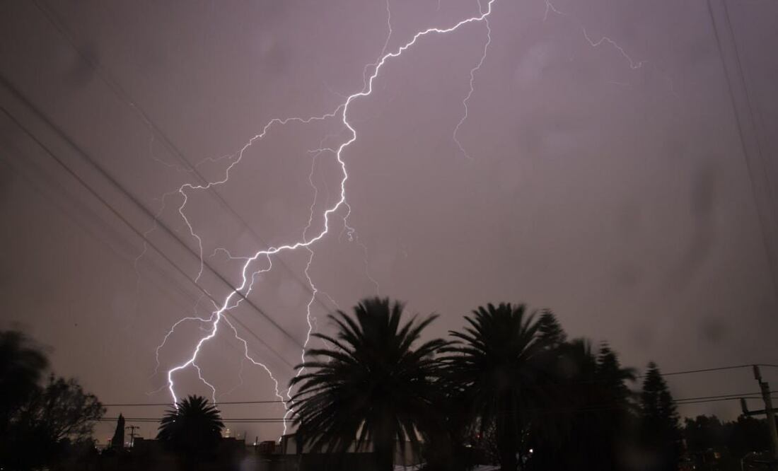 La caída de un rayo durante una tormenta en Atlixco lesionó a un pastor gravemente y mató a nueve vacas | Foto: Agencia Es Imagen para El Universal Puebla