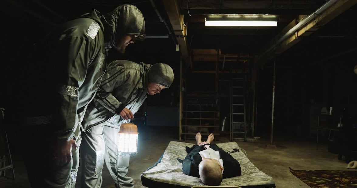 Lanthimos respeta varios elementos de la película original, "¡Salven al Planeta Verde!" (2003), pero inyecta en la imagen su propio estilo particular | Foto: Focus Features