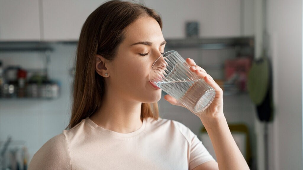 Aunque a menudo se piensa que la cafeína puede ser la solución para aliviar la fatiga de una resaca, se desaconseja consumir café durante las horas siguientes al consumo de alcohol. 

Foto: Producción El Universal Puebla