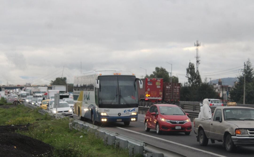 Un autobús de TLA – Tours proveniente de Chiapas chocó en la Puebla-Orizaba y dejó 16 heridos. | Foto: Agencia Es Imagen para El Universal Puebla