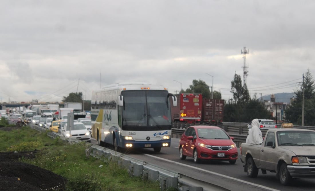 Un autobús de TLA – Tours proveniente de Chiapas chocó en la Puebla-Orizaba y dejó 16 heridos. | Foto: Agencia Es Imagen para El Universal Puebla