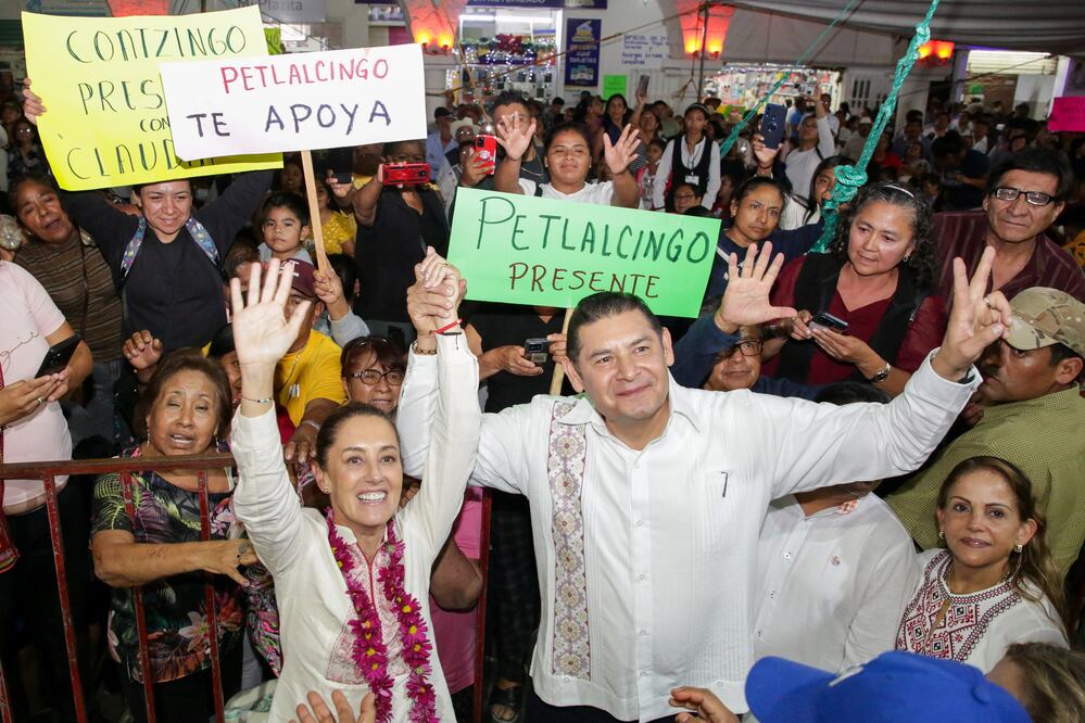 Claudia Sheinbaum y Alejandro Armenta estuvieron juntos en Acatlán de Osorio | Foto: Agencia Es Imagen para El Universal Puebla