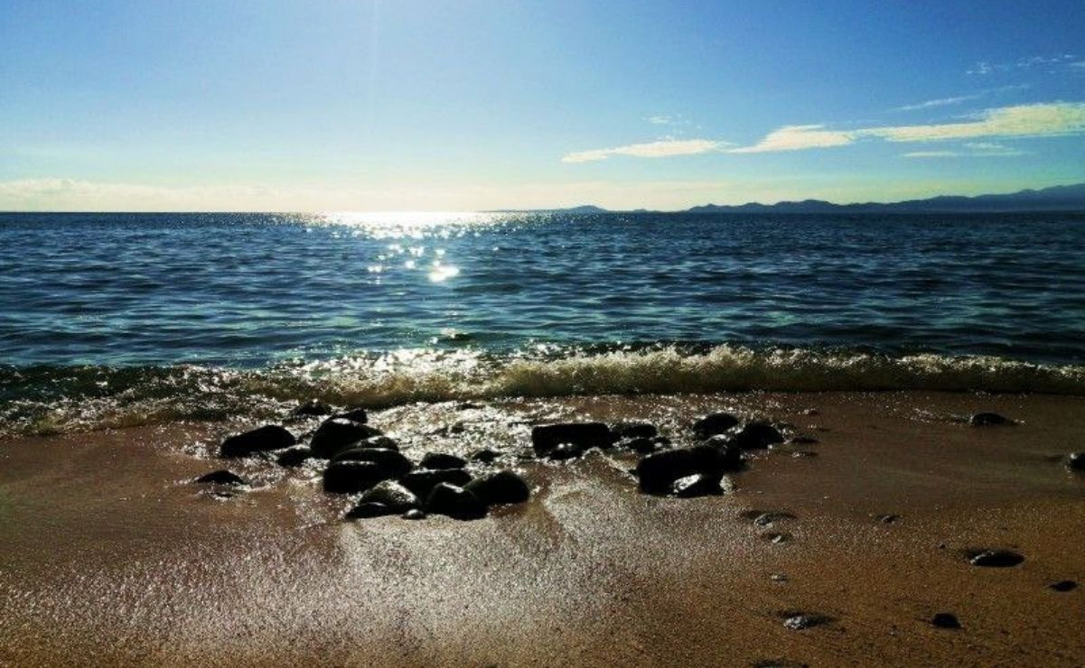 Dónde está la playa secreta de aguas termales que parece una alberca en México