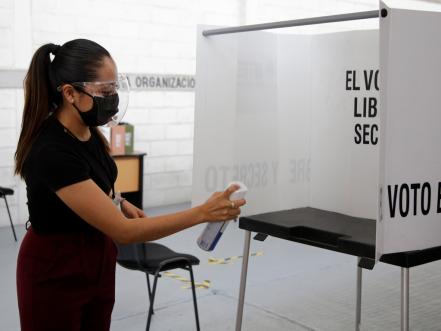 En México, el único documento que se requiere para emitir el sufragio es la credencial para votar. 

Foto: Producción El Universal 