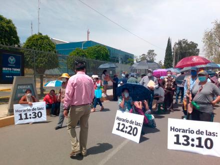 Caos y aglomeraciones en el primer día de vacunación en la ciudad de Puebla