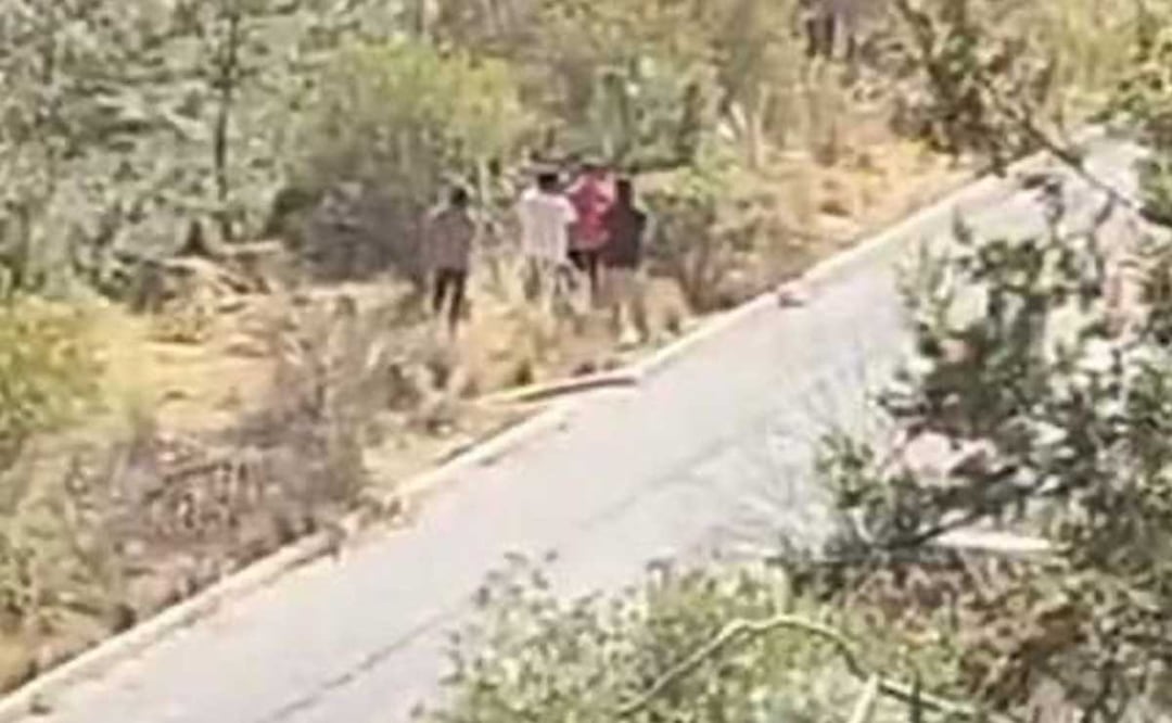 Pobladores hallaron una hilera de cinco cuerpos a las orillas de la carretera Libres-Altzayanca | Foto: Especial