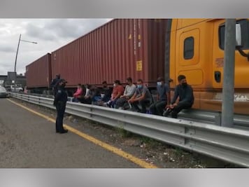 Detectan a 35 migrantes centroamericanos a bordo de un tráiler en la México-Puebla