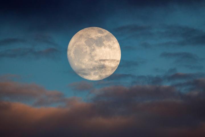 Este plenilunio es conocido como la Luna del esturión, nombre dado por los nativos norteamericanos debido a que coincidía con la temporada de pesca de este pez prehistórico. La luz de la luna facilitaba la captura de esturiones en lagos y ríos.

Foto: Producción El Universal Puebla