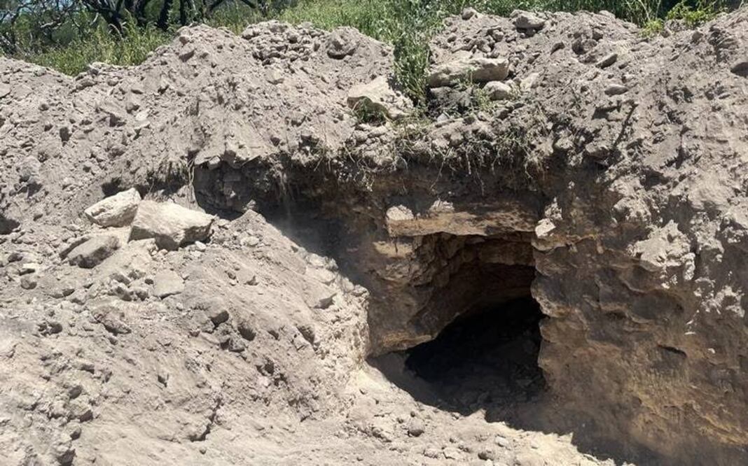 En el municipio de Ixcaquixtla fue descubierta una tumba prehispánica tras obras de rehabilitación | Foto: Redes Sociales