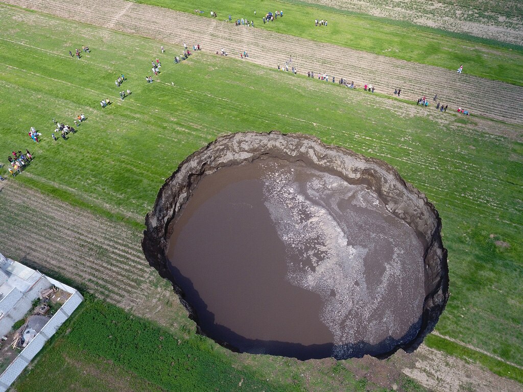 Socavón en Zacatepec a punto de tragarse una casa; Bonafont ¿posible responsable?