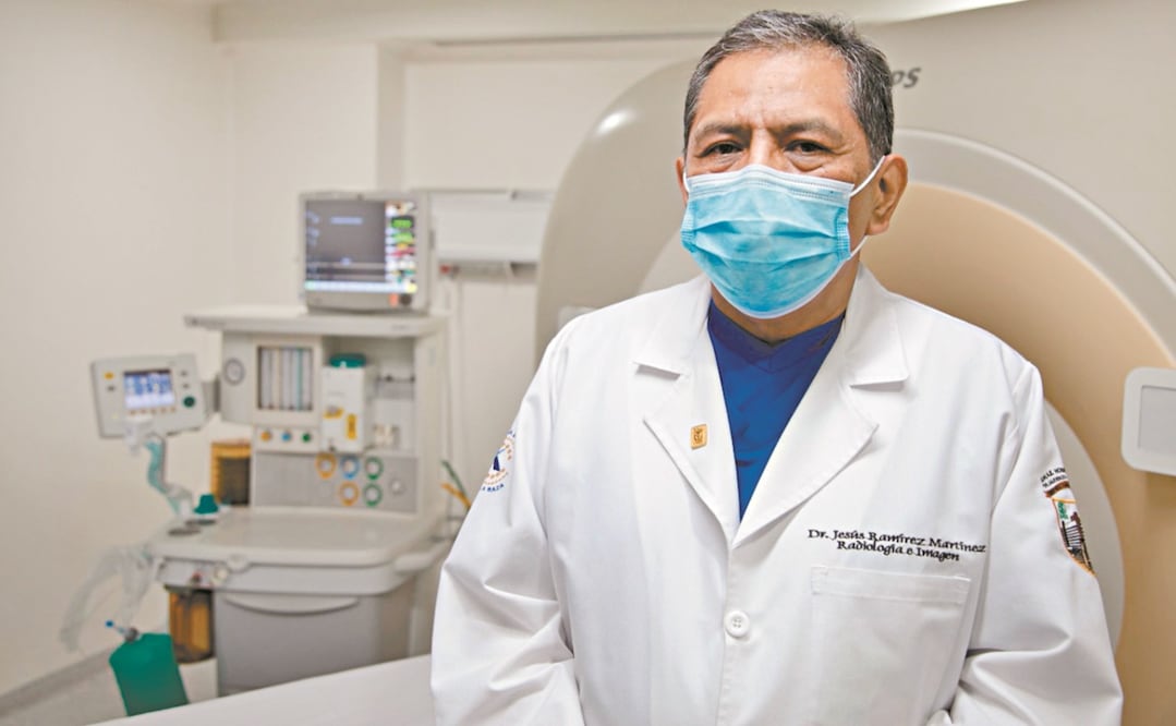 El médico radiólogo Jesús Cenobio tenía 60% de saturación cuando fue hospitalizado, por lo que requirió ventilación mecánica y una traqueotomía; tras el tratamiento, fue dado de alta el 31 de diciembre. Foto: Cortesía