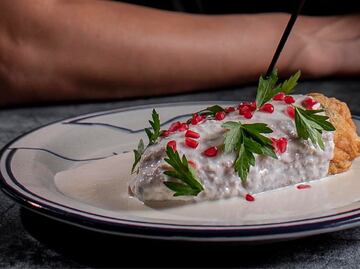 Maridaje de los chiles en nogada, ¿con qué vino se acompaña según los expertos?