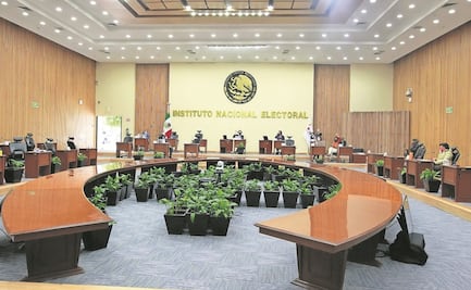Denuncian a seis consejeros del INE ante la FGR