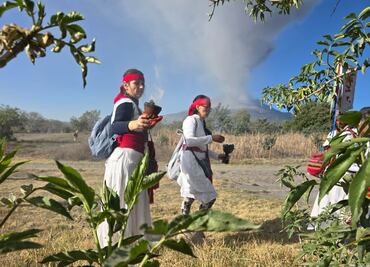 VIDEO. Con ofrenda celebran el cumpleaños del volcán Popocatépetl