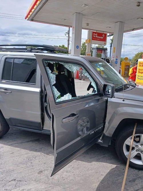 En redes sociales se reportó un nuevo incidente de pedradas contra un auto | Foto: Redes Sociales