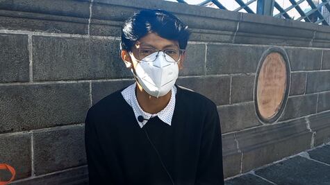 Felipe vende gomitas para poder estudiar la universidad