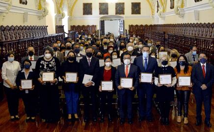 Reconocen a personal de la BUAP con 20 y hasta 50 años de servicio